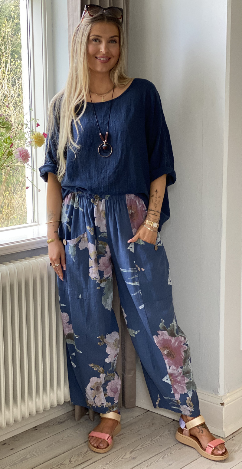 Gwen bukser med blomsterprint og lommer blå LikeLondon