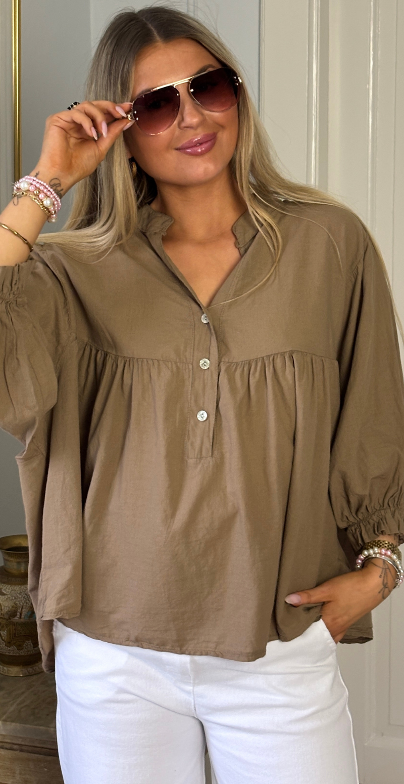 Forudbestil uge 11 Francie bluse med knapper og ballonærmer camel LikeLondon