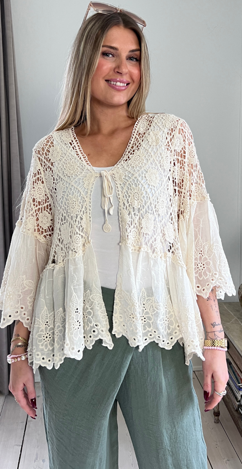 Carma hæklet bluse med blonder og bindelukning beige LikeLondon