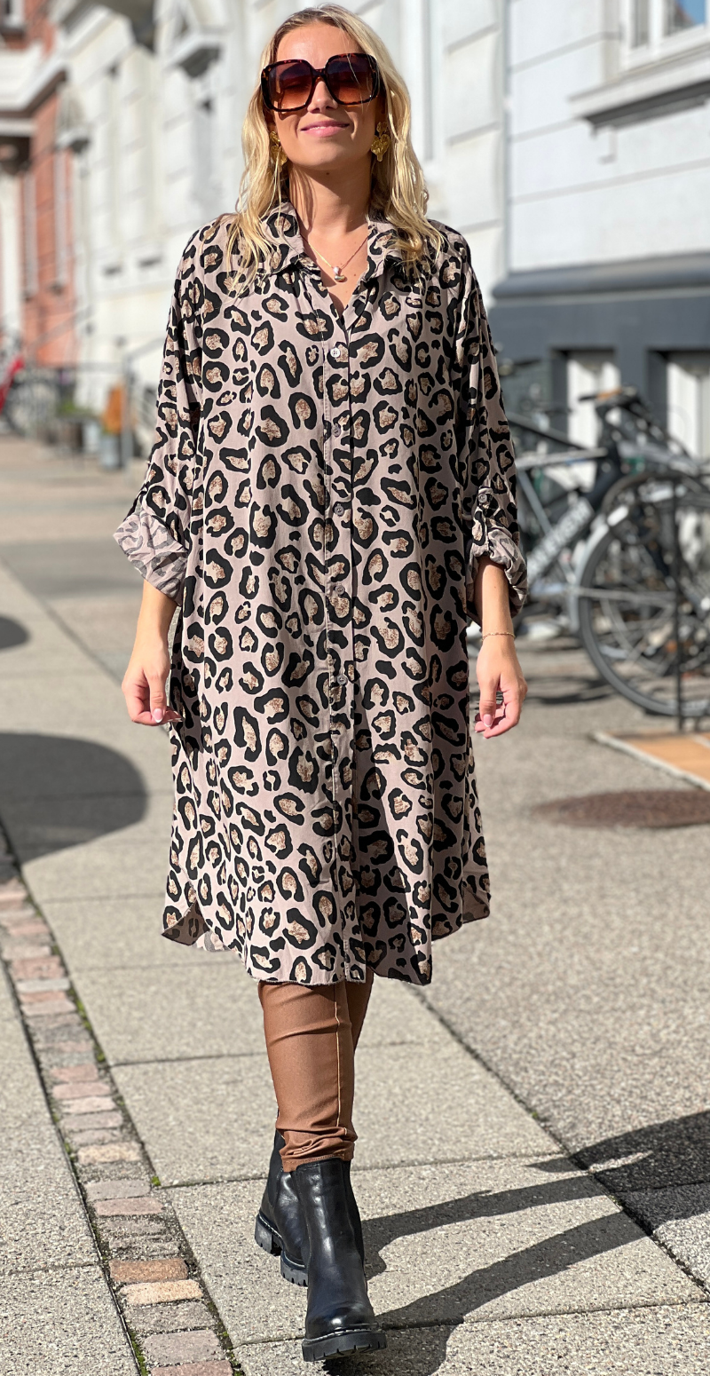 Marlowe gennemknappet tunika med leopardprint fango LikeLondon