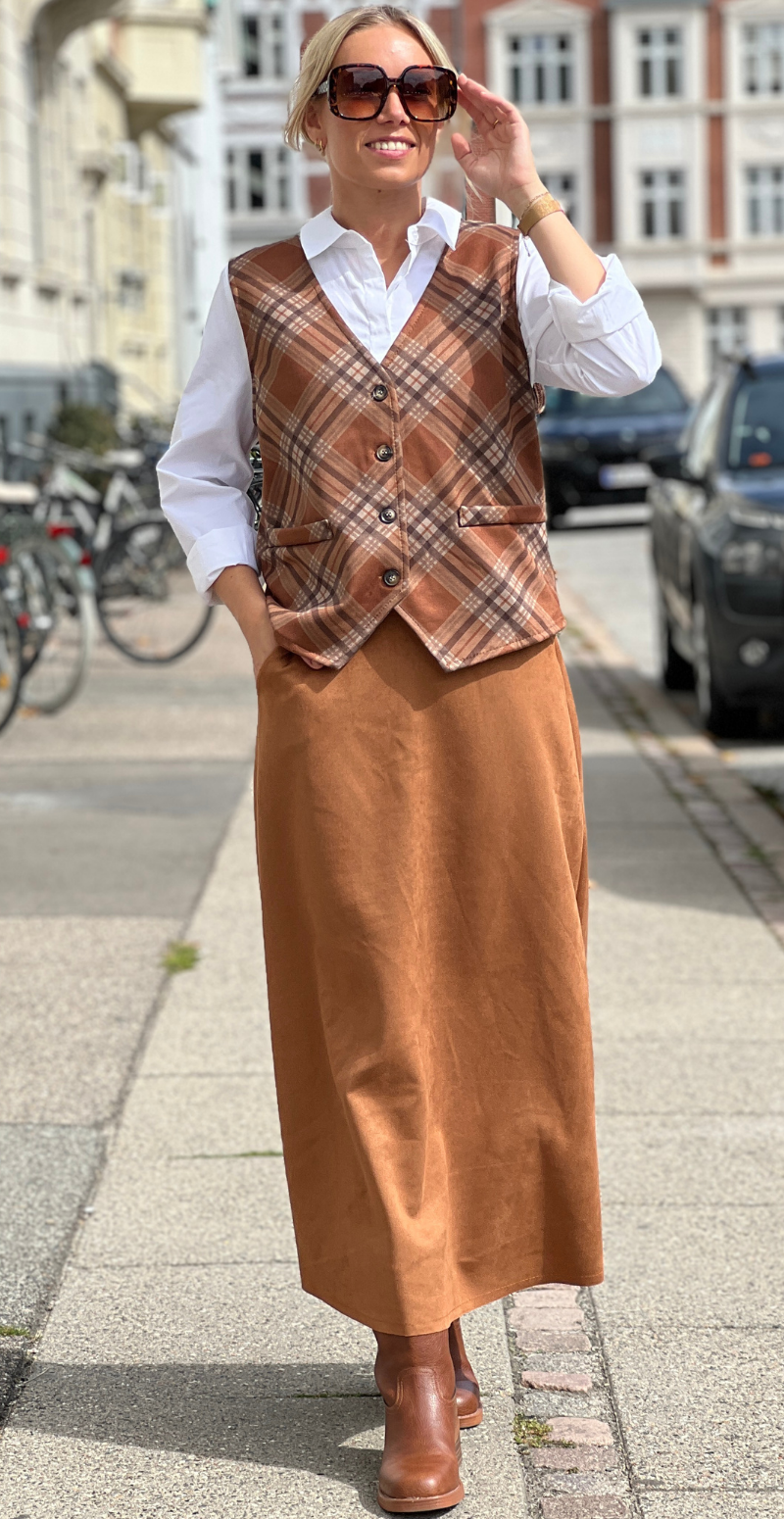 Marley ternet vest knapper fortil og v-hals camel LikeLondon