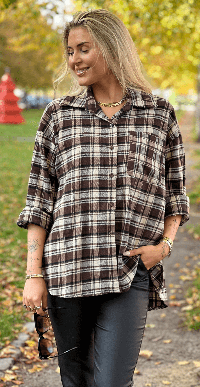 Gina ternet skjorte med brystlomme brun LikeLondon