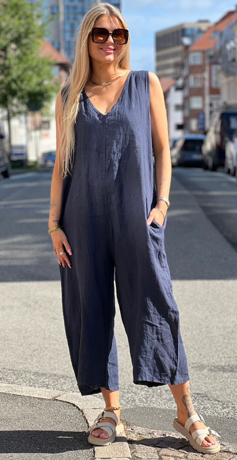 Juliane jumpsuit i hør med v-udskæring navy LikeLondon