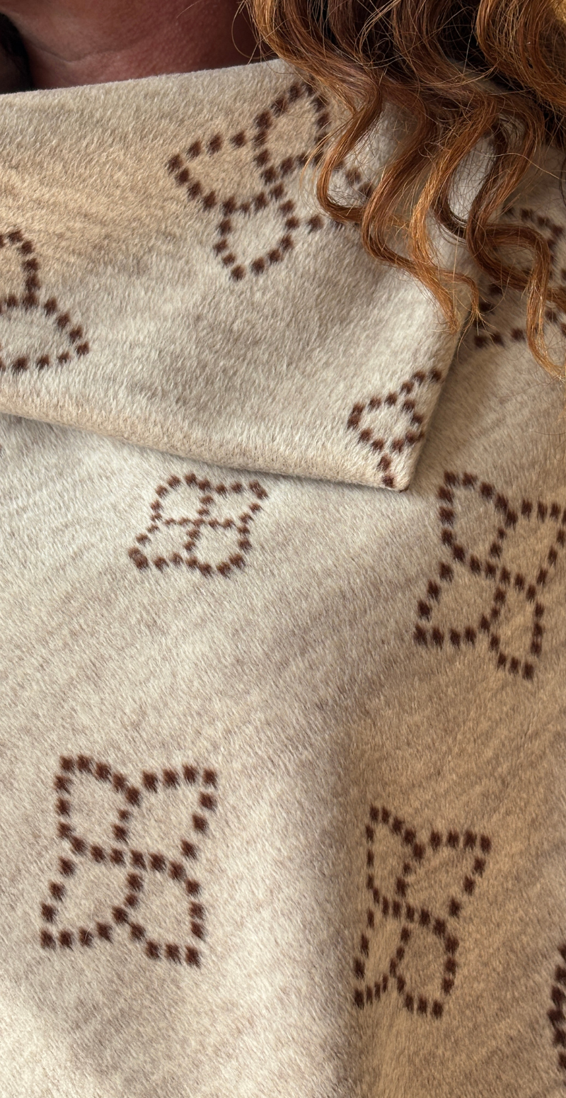 Sienna poncho med ornament mønster beige LikeLondon