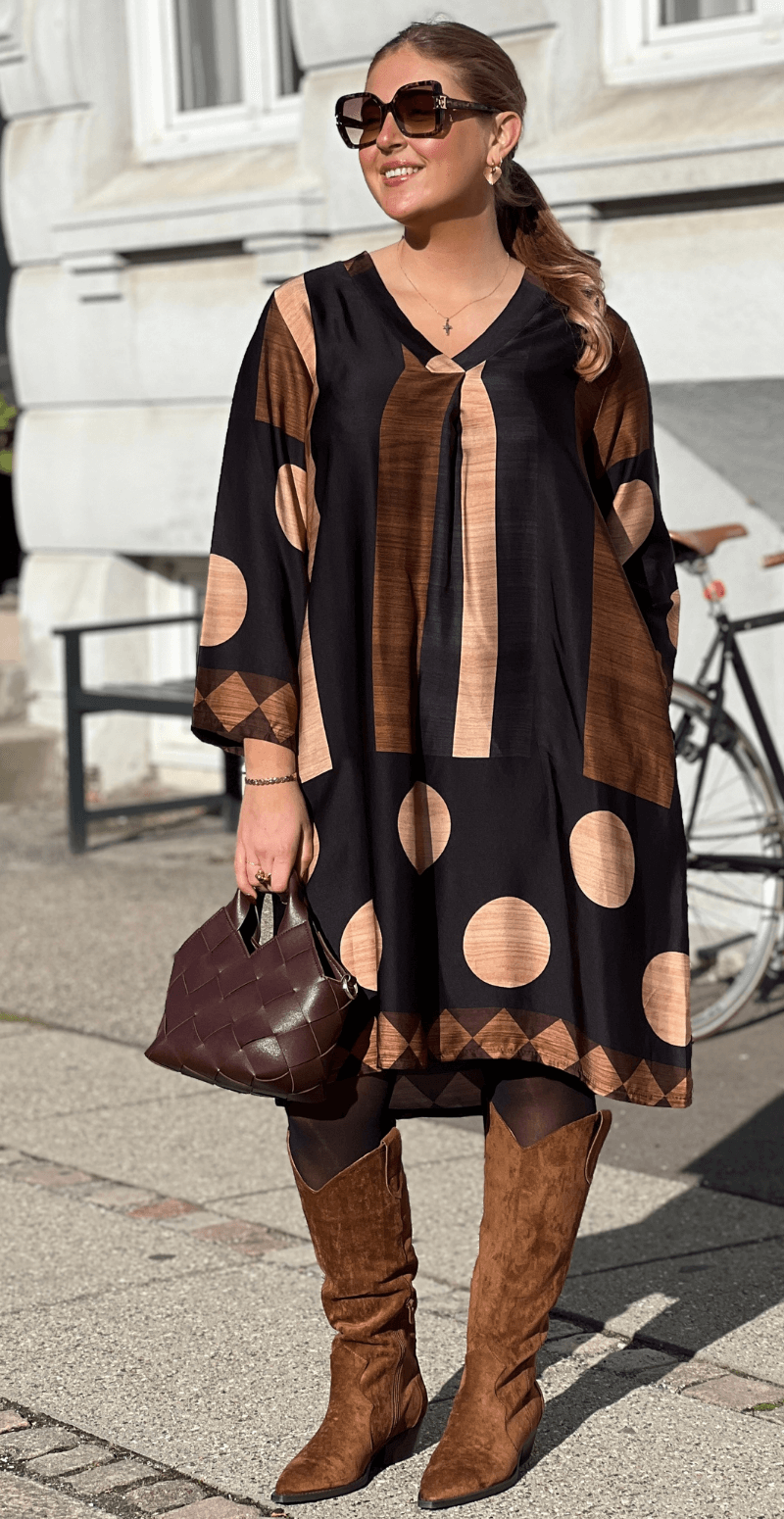 Forudbestil uge 42 Joanna kjole i satin-look med brede striber og prikker sort LikeLondon