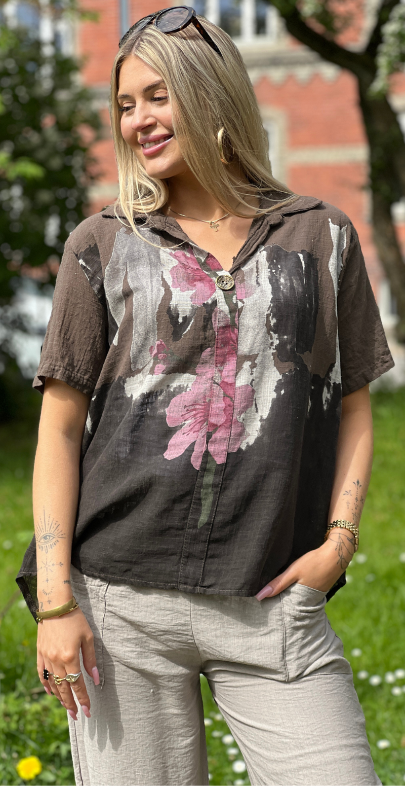 Gina bluse med blomsterprint og v-hals brun LikeLondon