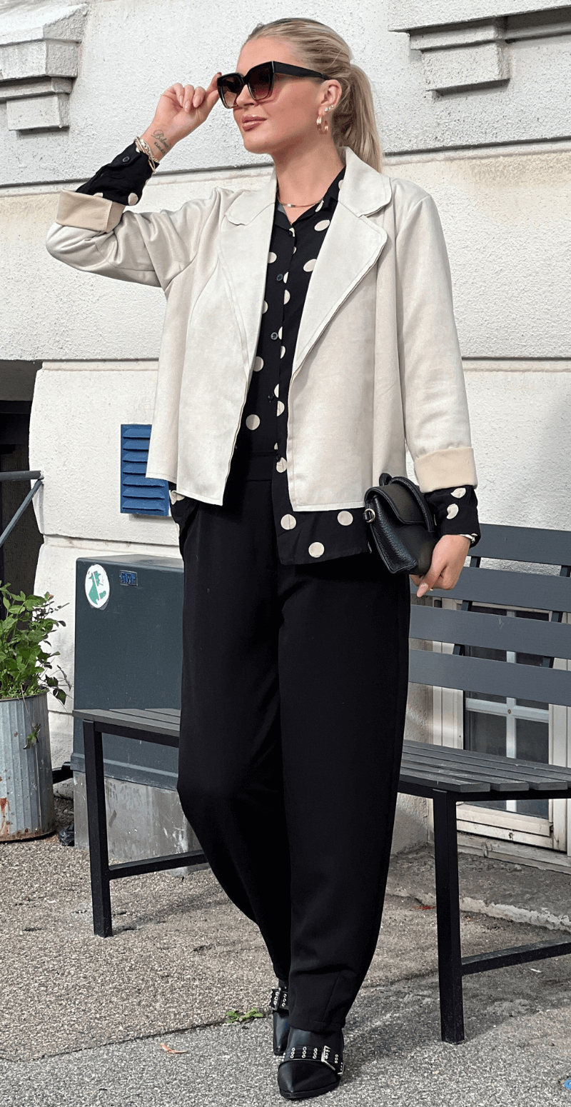 Mandy kort jakke i ruskindslook beige LikeLondon