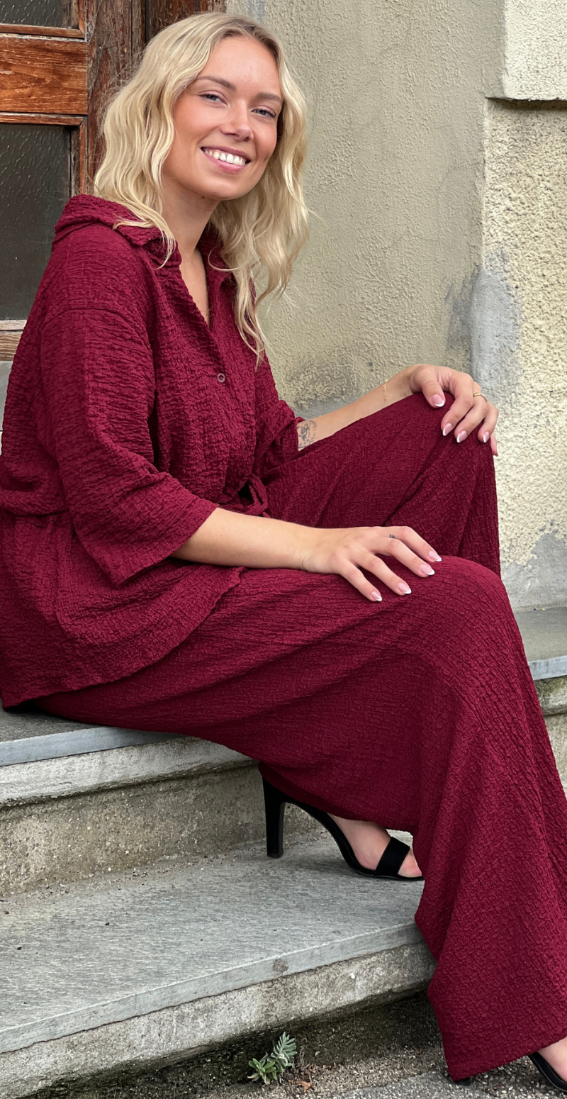 Agnes sæt med bluse i krepp med bindebånd og bukser wine LikeLondon