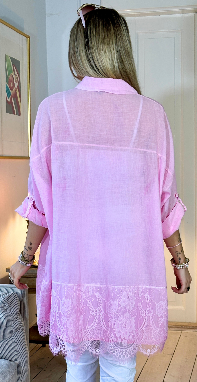 Qizi skjortetunika med bred blondekant rosa LikeLondon