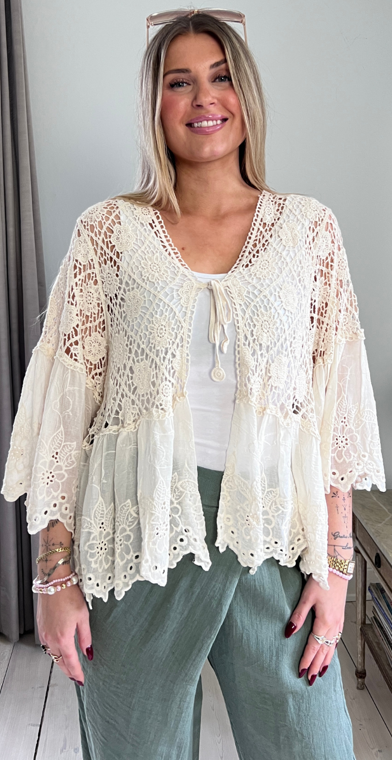 Carma hæklet bluse med blonder og bindelukning beige LikeLondon