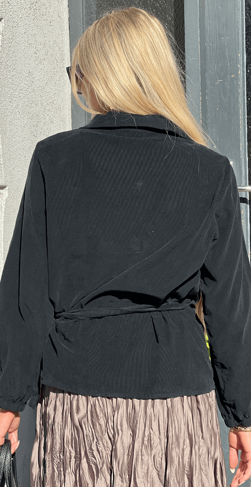 Jasmin fløjlsbluse med slå om detalje sort LikeLondon