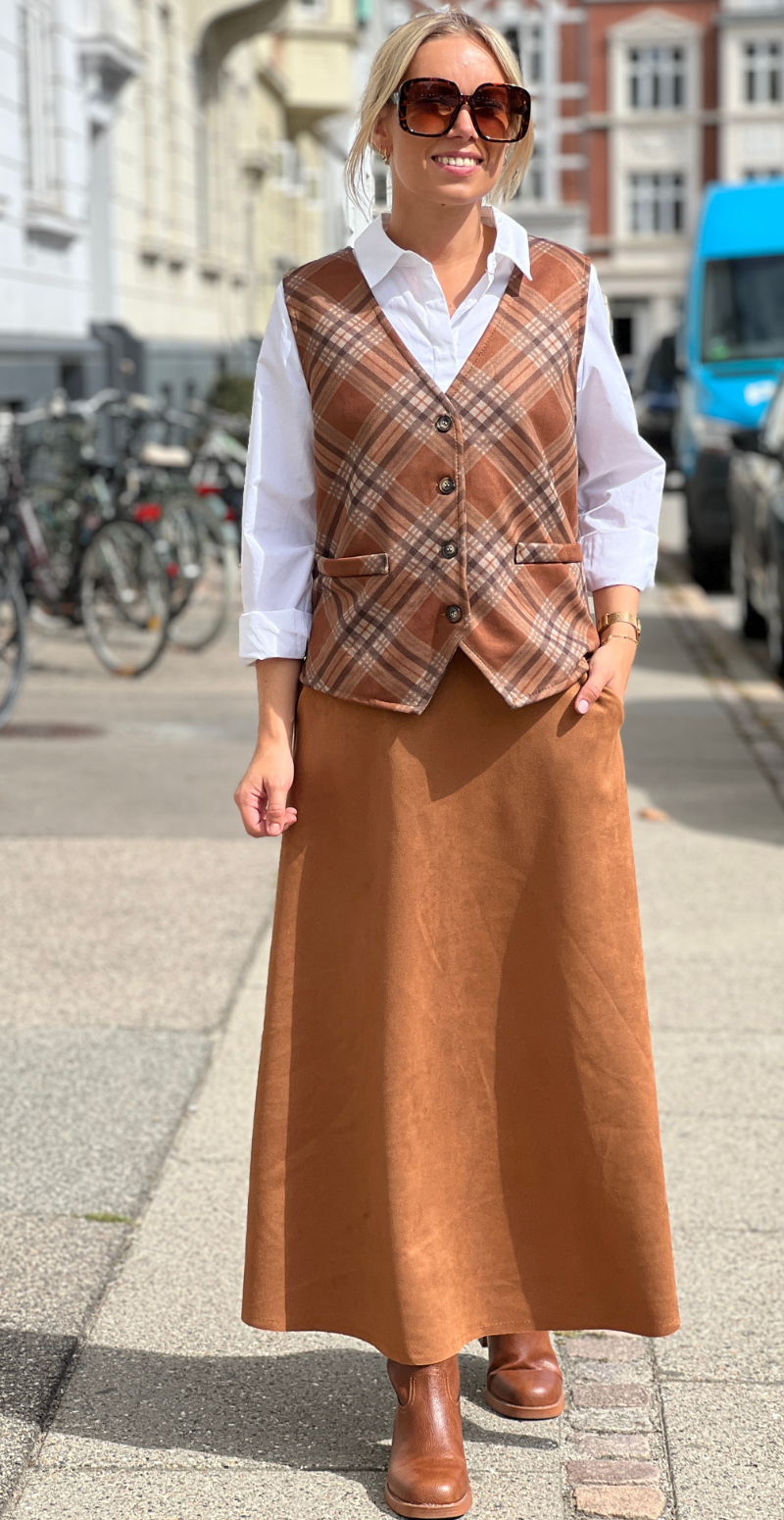 Bitten lang ensfarvet nederdel med lommer i ruskind camel LikeLondon