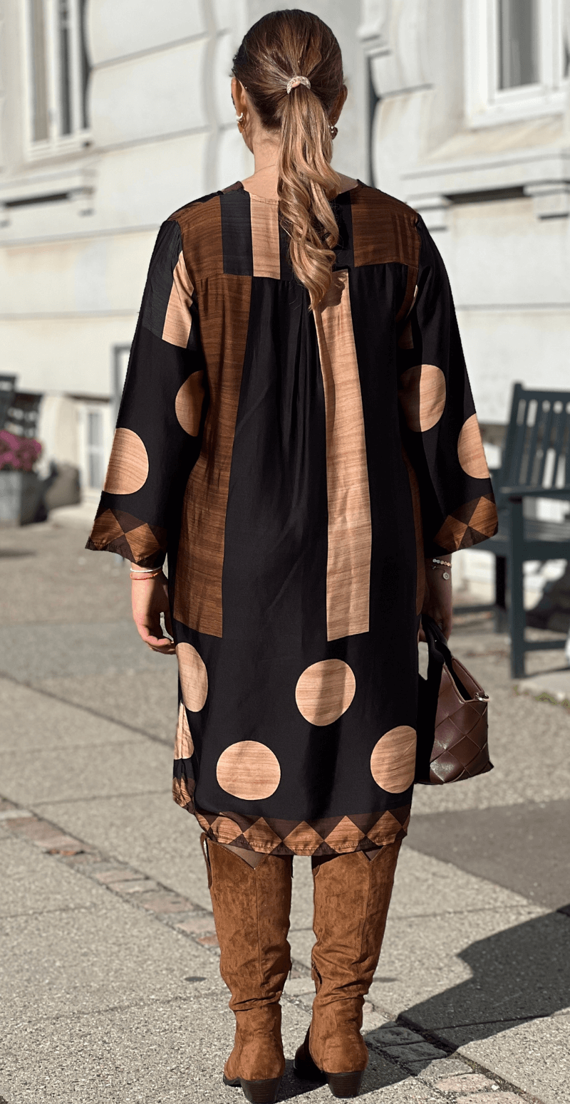 Forudbestil uge 42 Joanna kjole i satin-look med brede striber og prikker sort LikeLondon