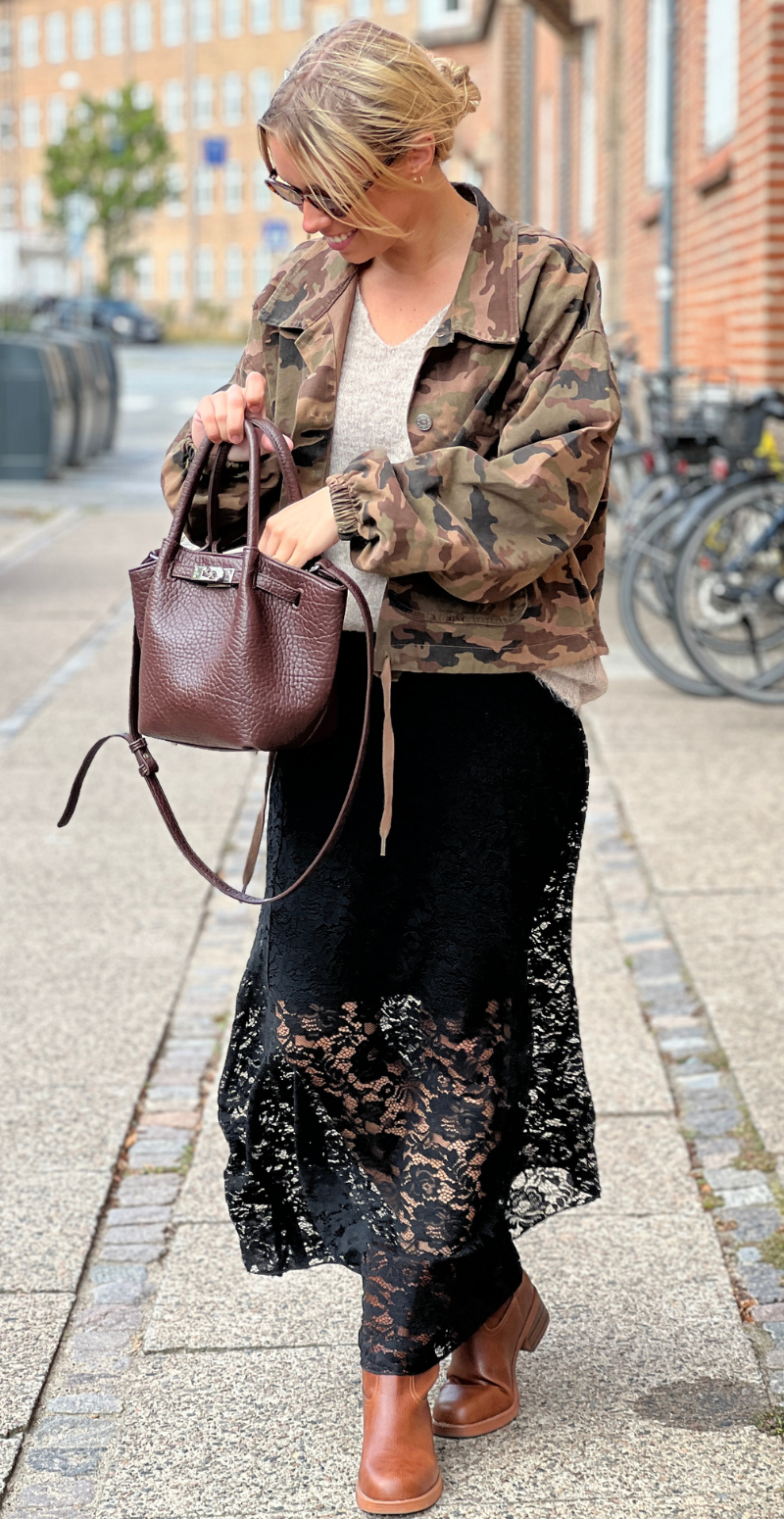 Lacina Nederdel med blonder og blomstermønster sort Freequent