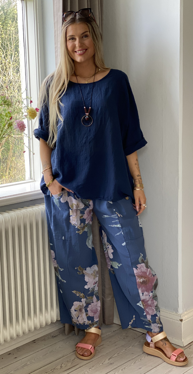 Gwen bukser med blomsterprint og lommer blå LikeLondon