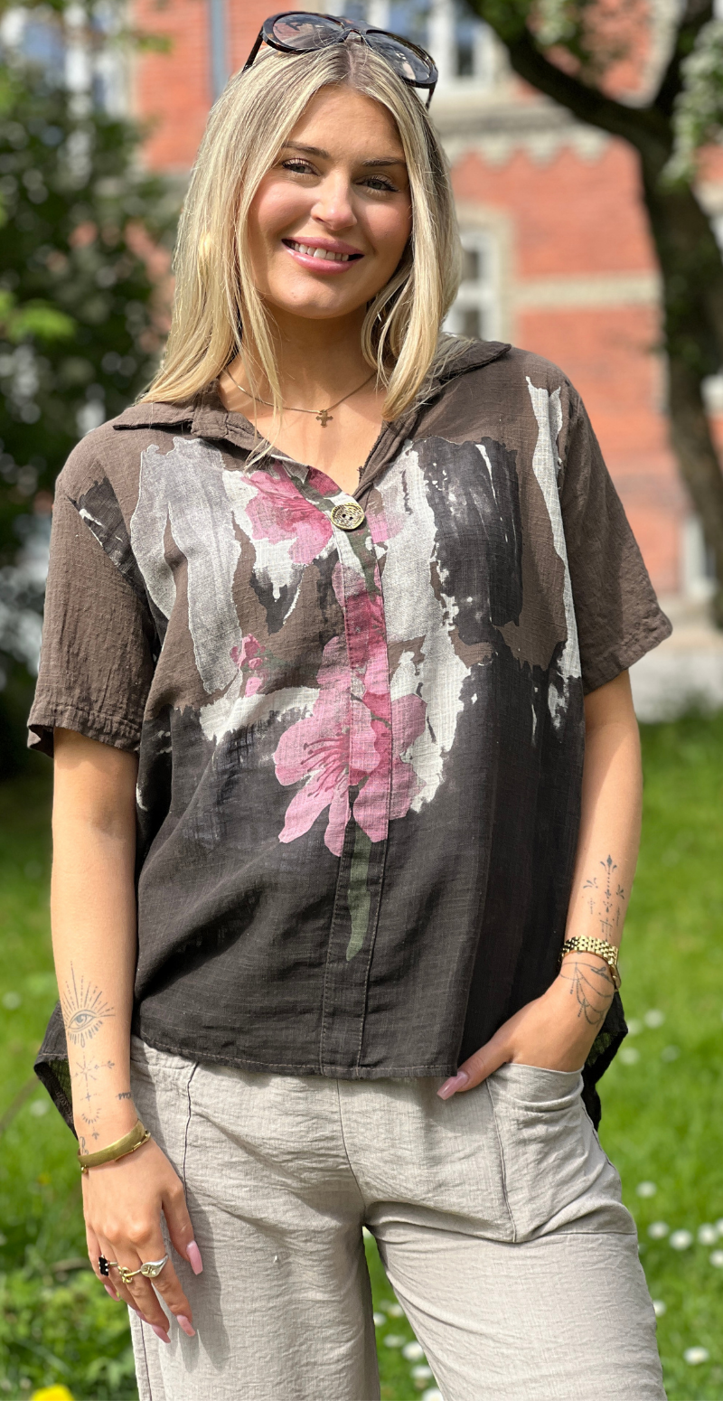 Gina bluse med blomsterprint og v-hals brun LikeLondon