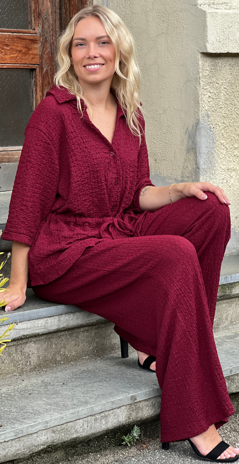 Agnes sæt med bluse i krepp med bindebånd og bukser wine LikeLondon