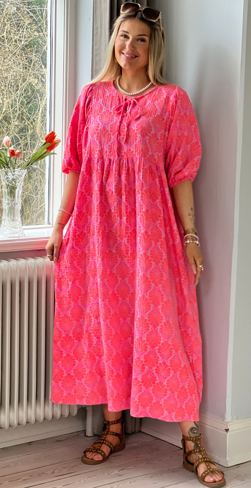 Pauline kjole i musselin red/fuxia LikeLondon