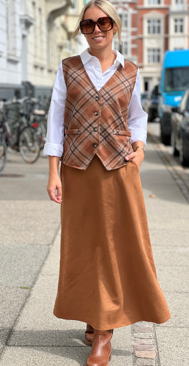 Bitten lang ensfarvet nederdel med lommer i ruskind camel LikeLondon