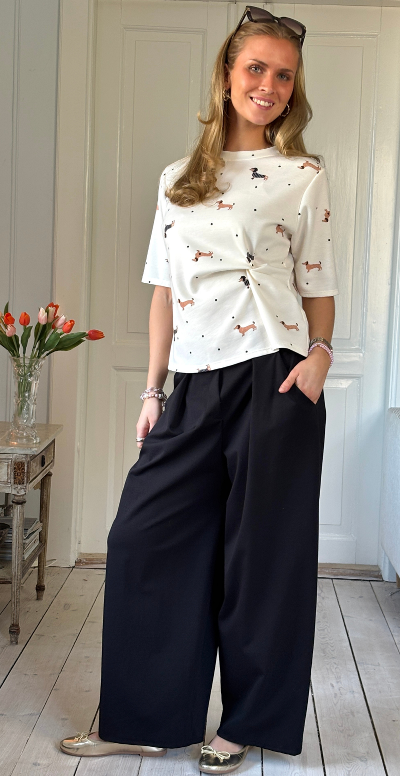 Forudbestil uge 11 Bea kortærmet bluse med hundemotiv creme LikeLondon