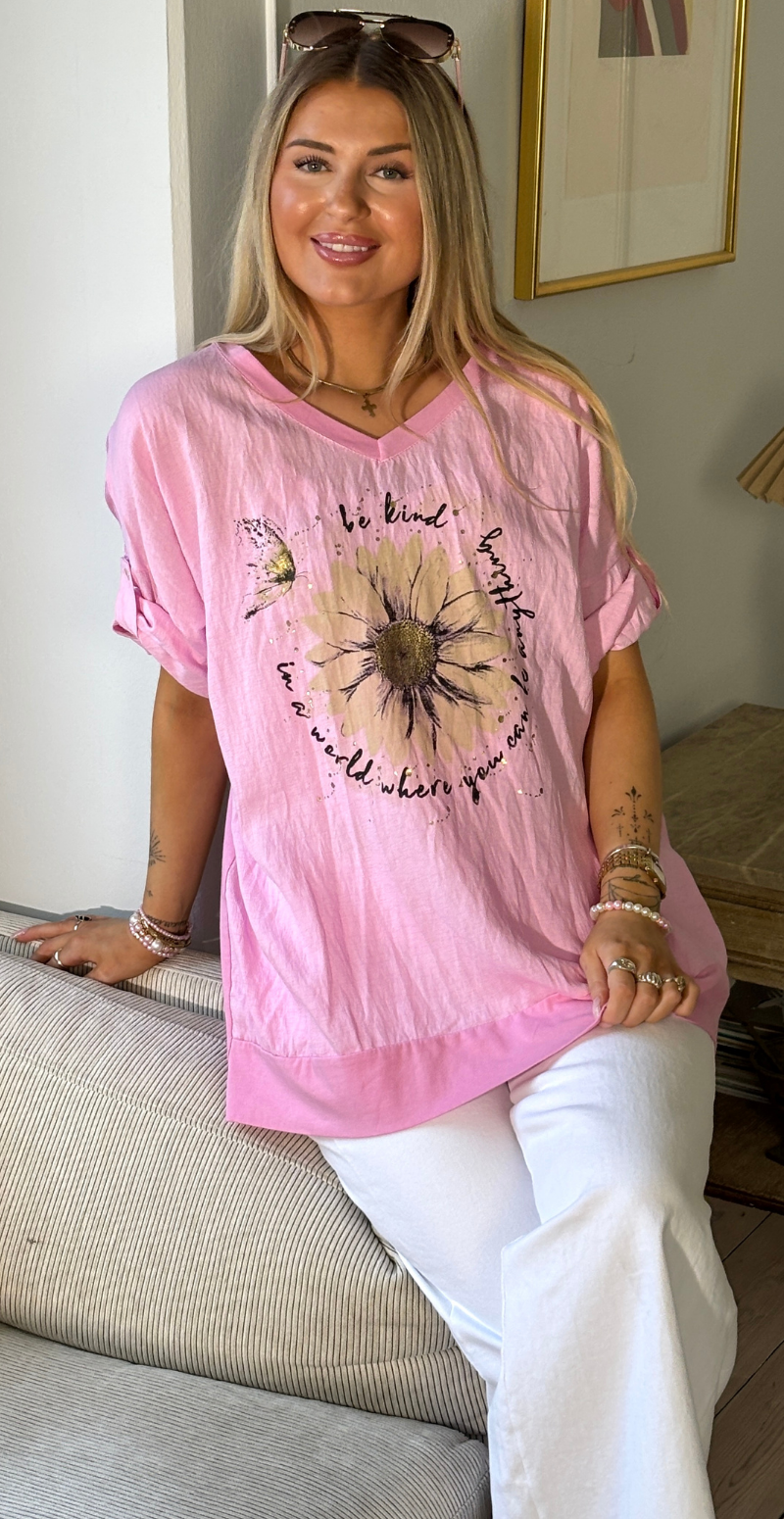 Isola bluse med korte ærmer og marguerit blomst pink LikeLondon