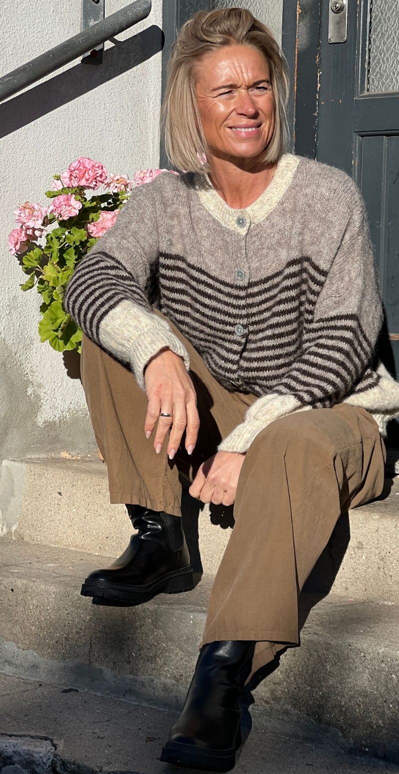 Alberte strikket cardigan med striber fango LikeLondon