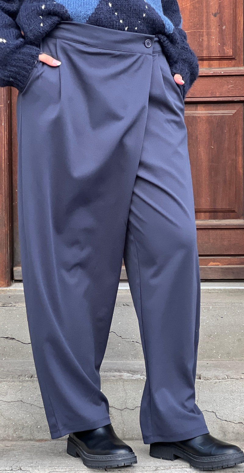 Siham bukser med wrap-effekt i navy fra LikeLondon.com set forfra.