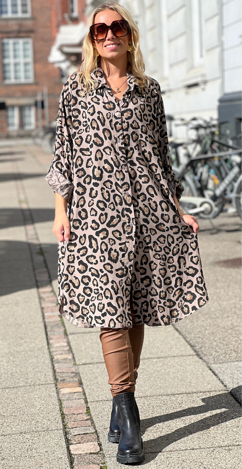 Marlowe gennemknappet tunika med leopardprint fango LikeLondon