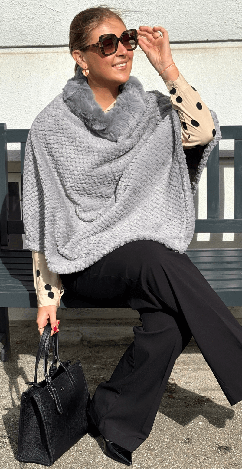 Liza poncho med bølget detalje grå LikeLondon