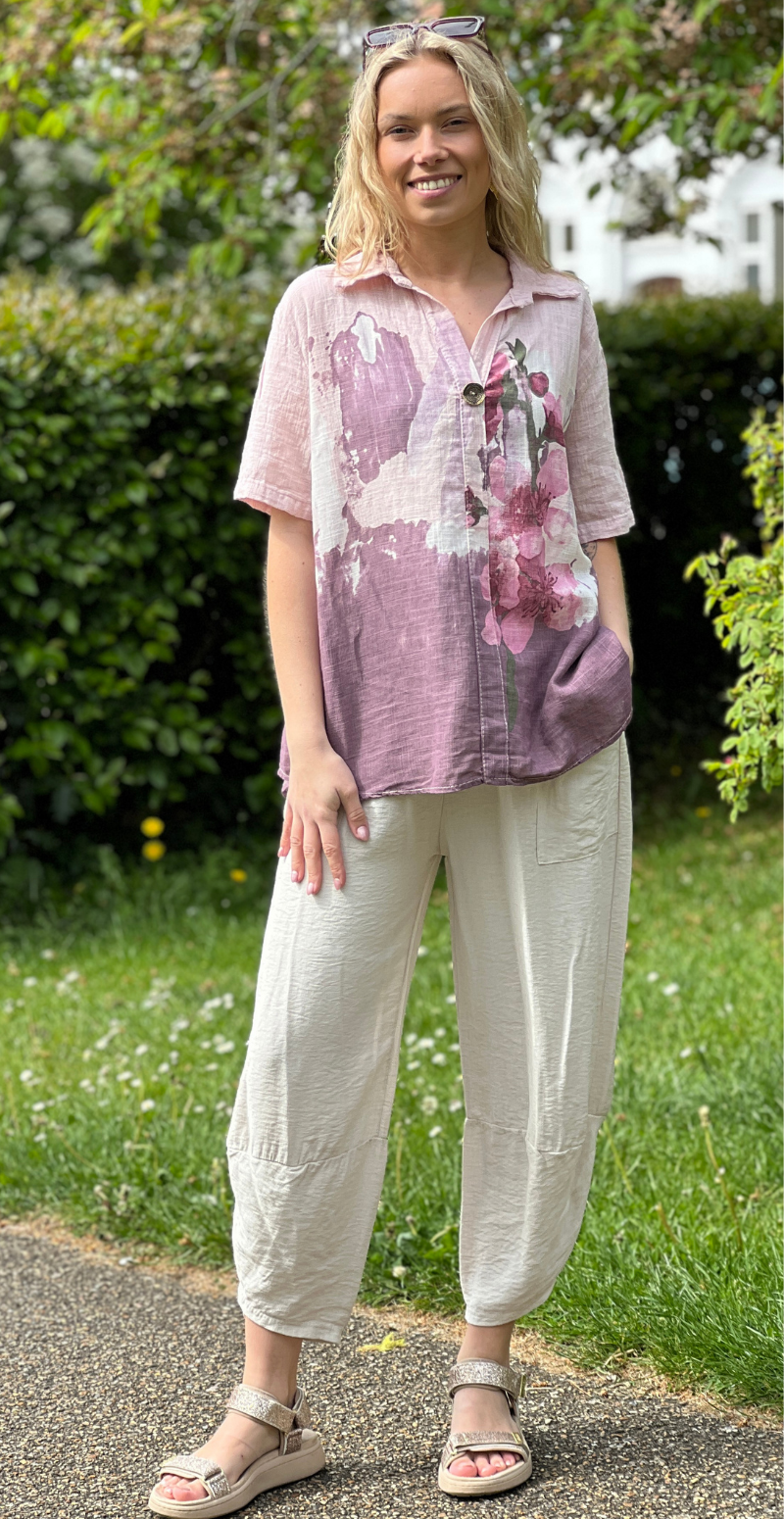 Gina bluse med blomsterprint og v-hals rosa LikeLondon