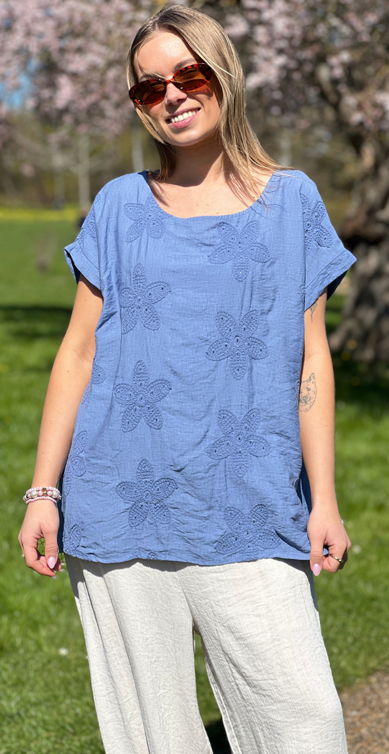 Zrita bluse med korte ærmer og hæklede blomster denim LikeLondon