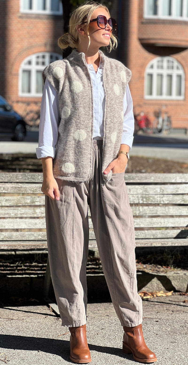 Klara strikvest med prikker og lynlås fortil fango LikeLondon