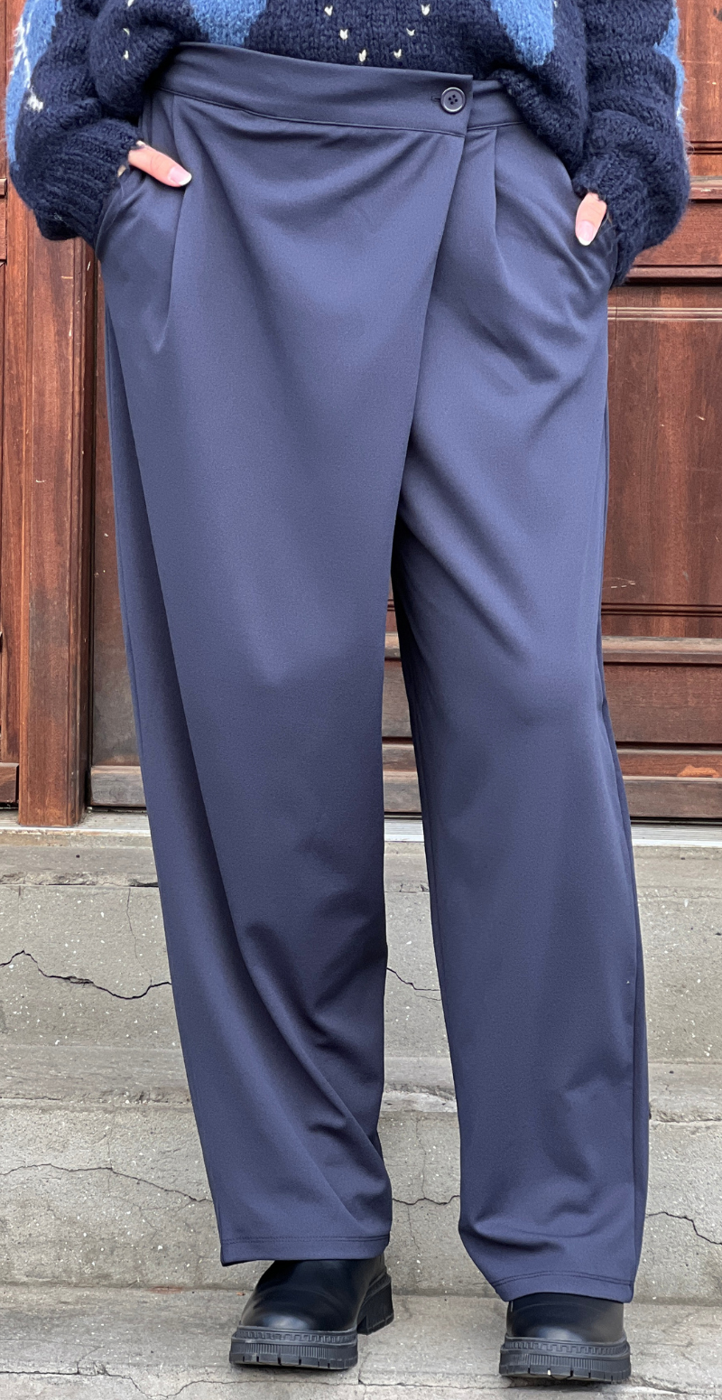 Siham bukser med wrap-effekt i navy fra LikeLondon.com vist forfra.