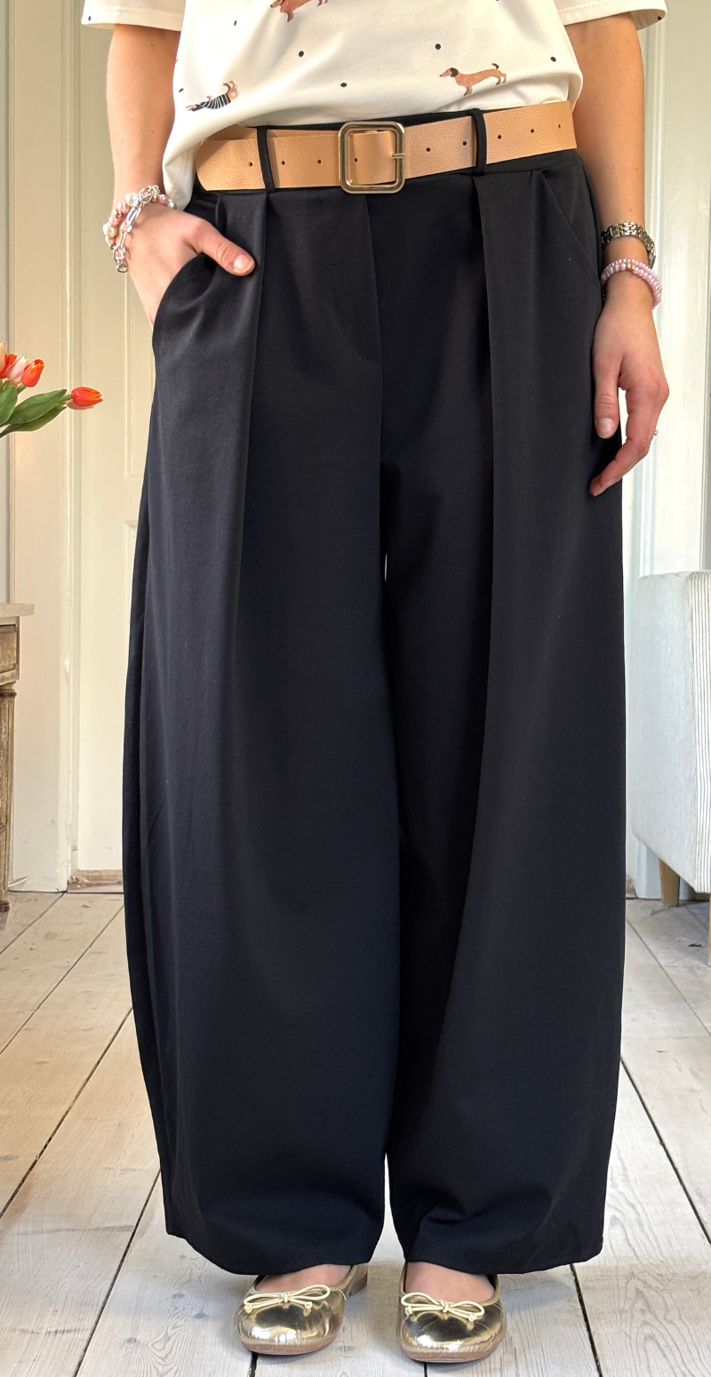 Forudbestil uge 11 Holly bukser i barrel-fit med læg foran sort LikeLondon