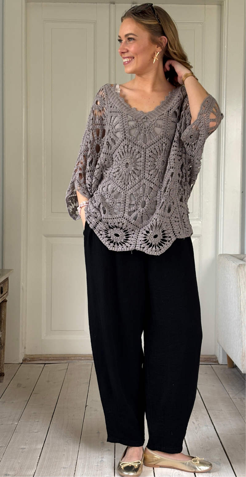 Cajsa hæklet bluse med v-hals og indertop fango LikeLondon