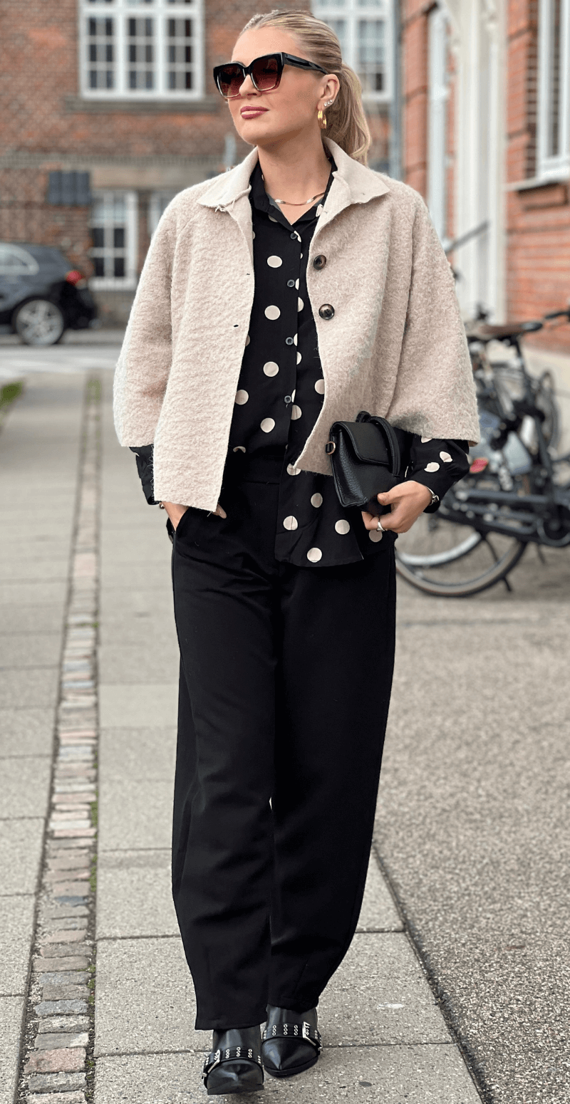 Ulrika kort jakke med vidde og knapper beige LikeLondon