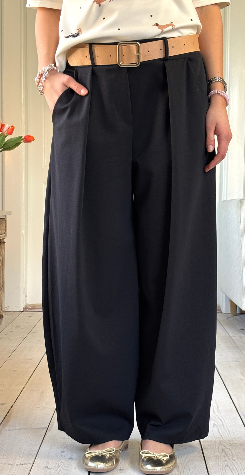 Forudbestil uge 11 Holly bukser i barrel-fit med læg foran sort LikeLondon