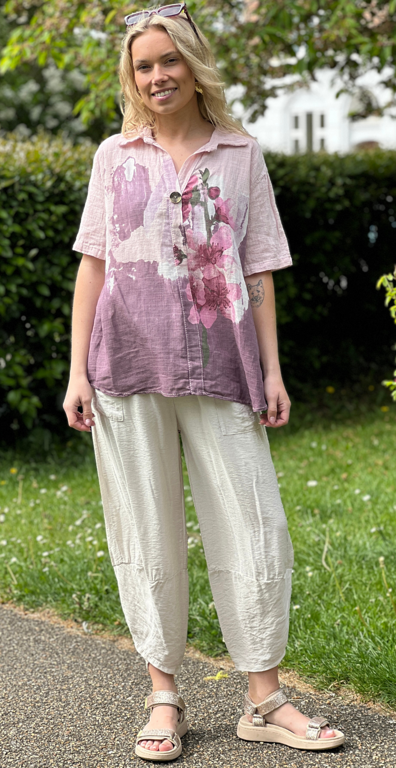 Gina bluse med blomsterprint og v-hals rosa LikeLondon