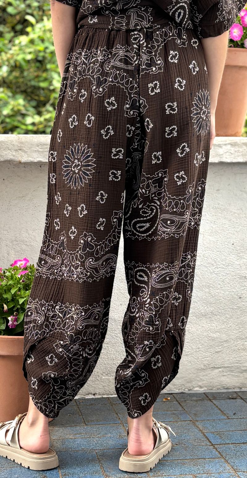 Bree sæt med bukser og bluse i musselin med paisley print brun LikeLondon