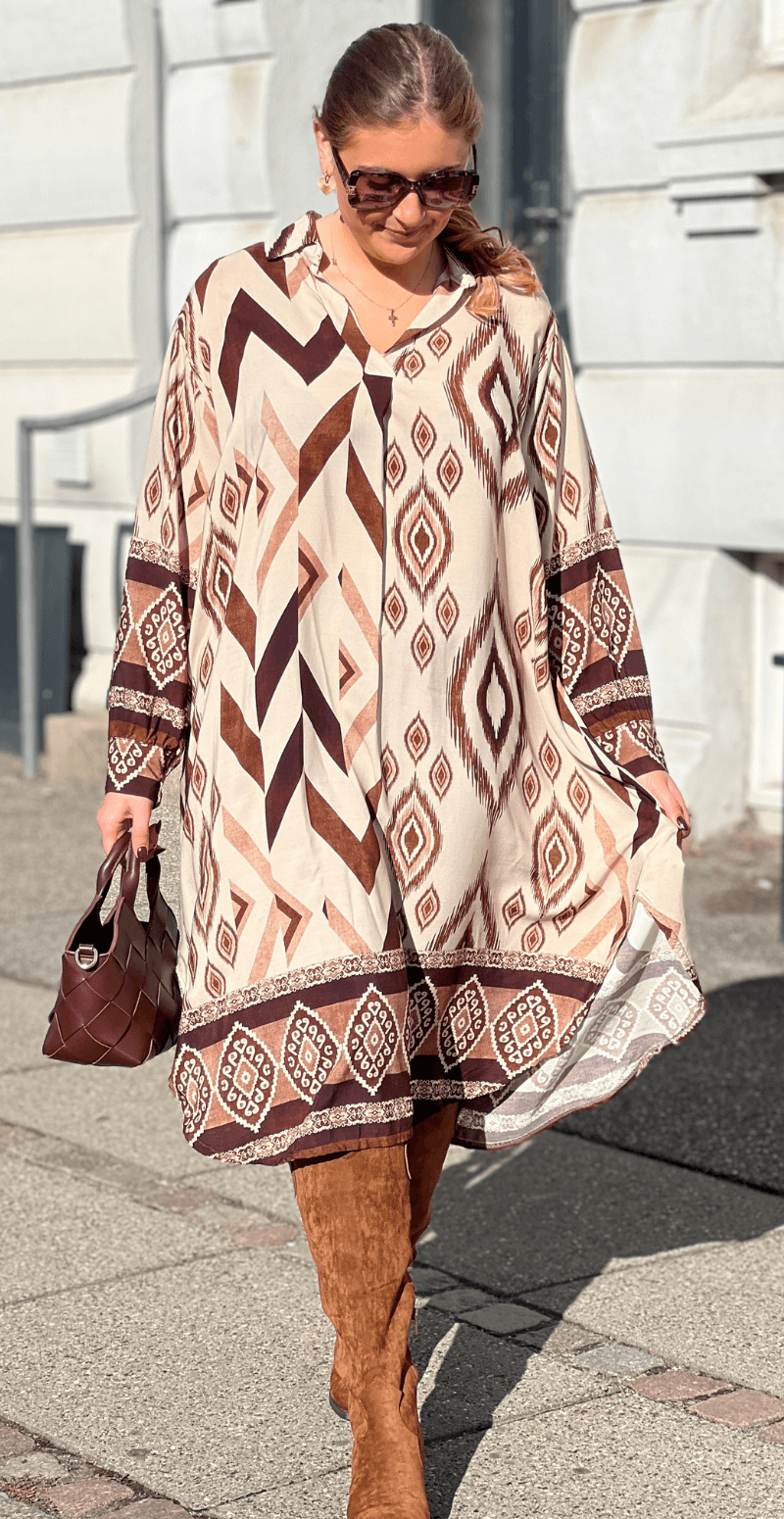 Zoom kjole med lange ærmer og boheme print beige LikeLondon
