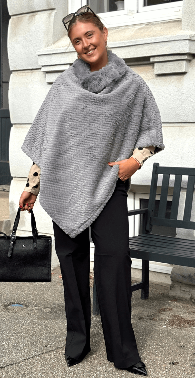 Liza poncho med bølget detalje grå LikeLondon