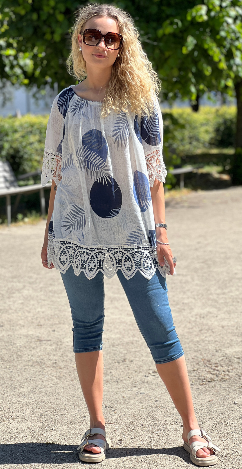 Ivalo bluse med bladmotiv og bred blondekant navy LikeLondon