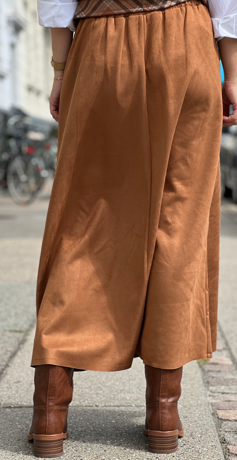 Bitten lang ensfarvet nederdel med lommer i ruskind camel LikeLondon
