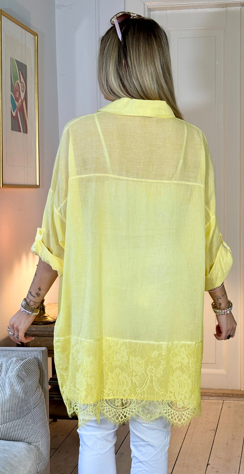Qizi skjortetunika med bred blondekant gul LikeLondon