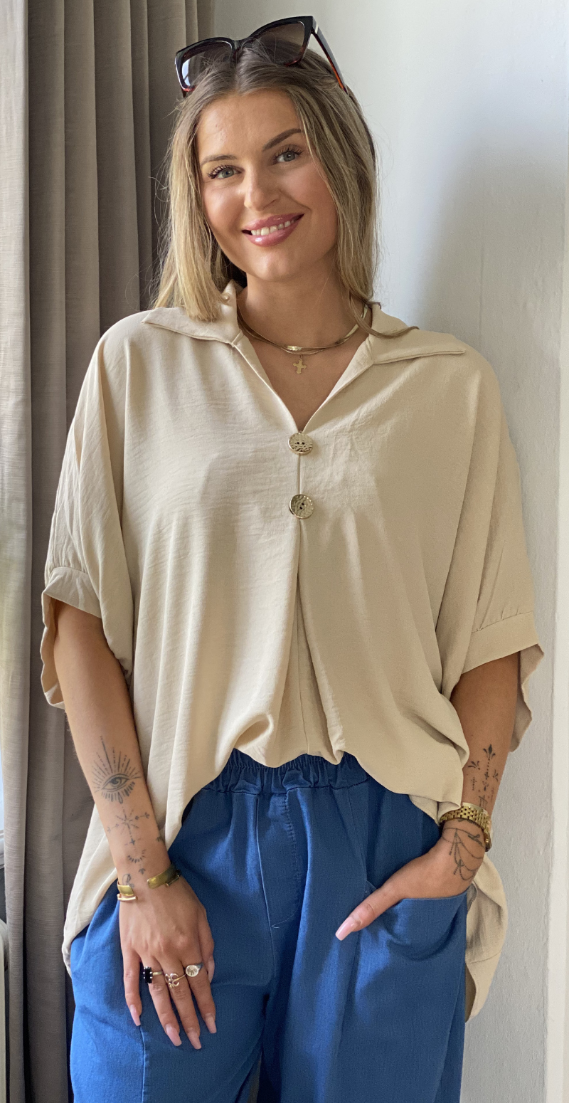 Lizzy bluse med krave og guldknapper beige LikeLondon