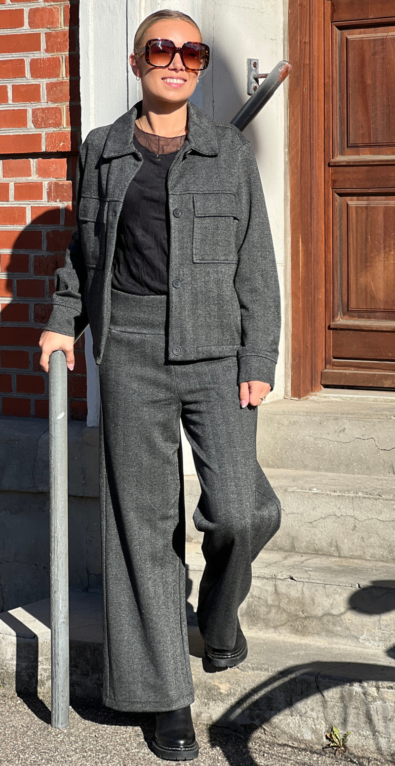 Hebe bukser med vidde og sildeben grå LikeLondon