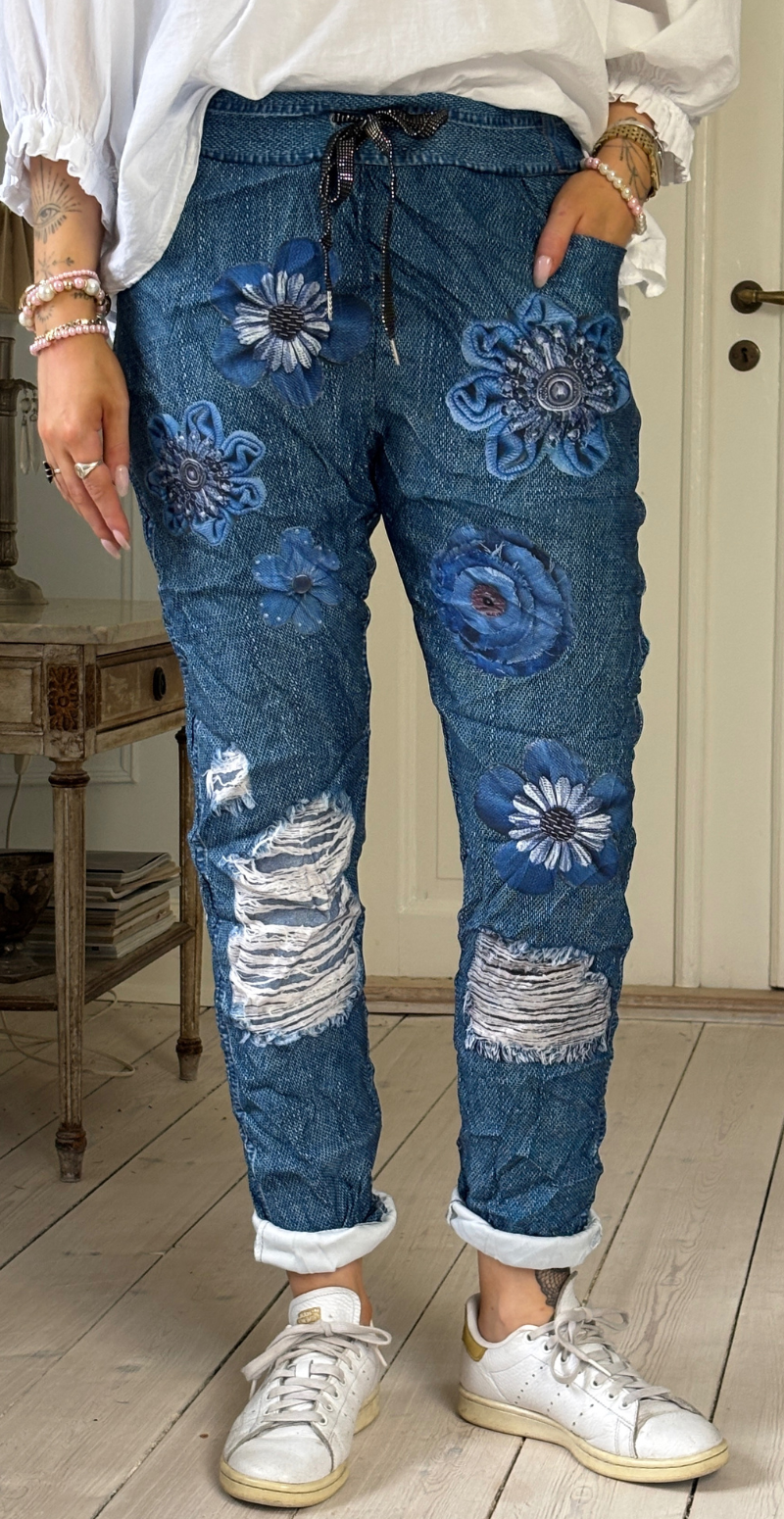 Sisse bukser i denimlook med blå blomster LikeLondon