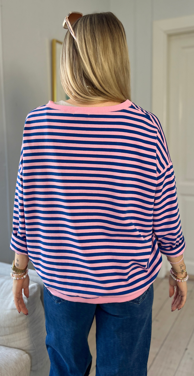 Zenia bluse i oversized pasform med striber pink/royal blue LikeLondon