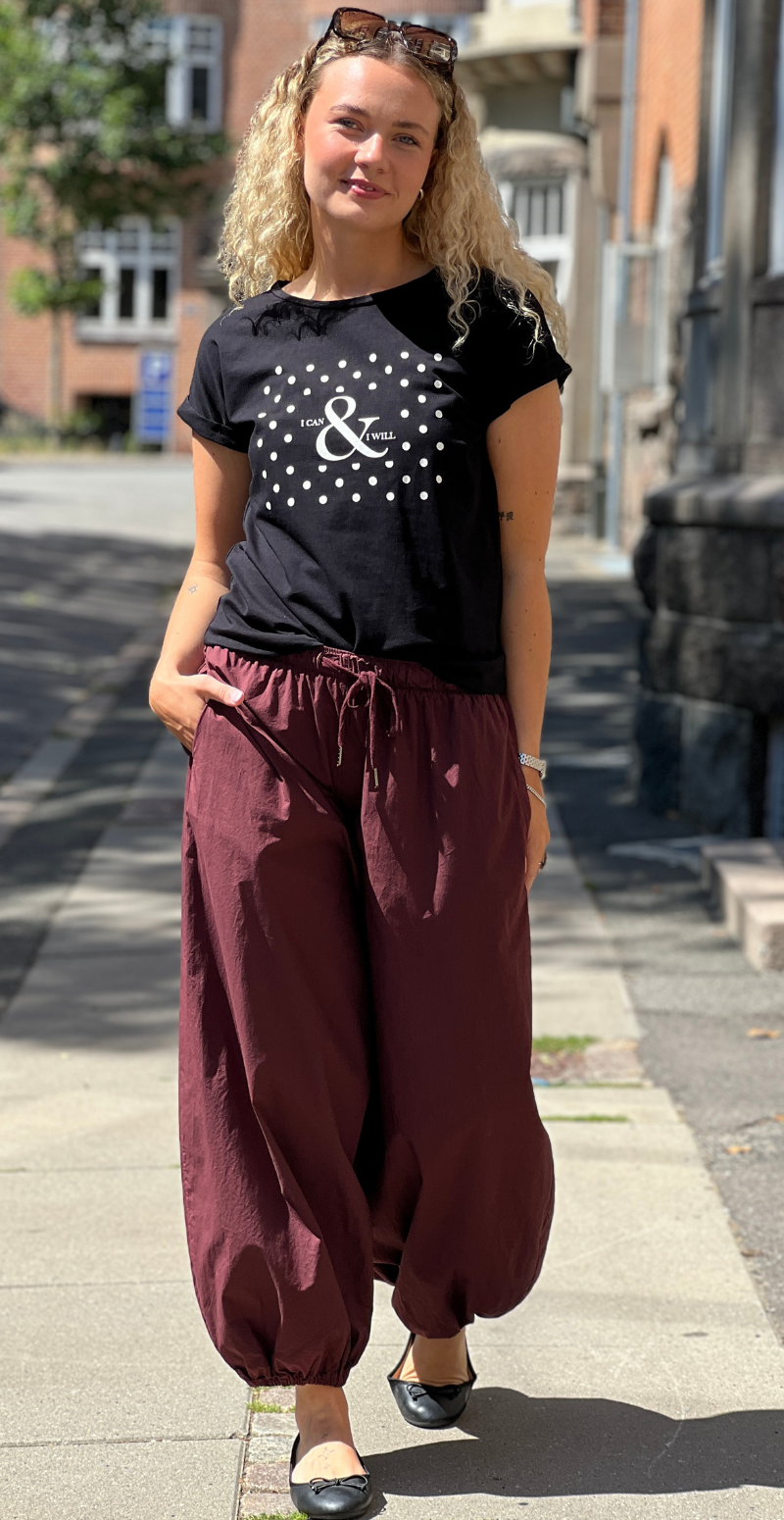Isa basisbluse med prikker og tekst sort LikeLondon