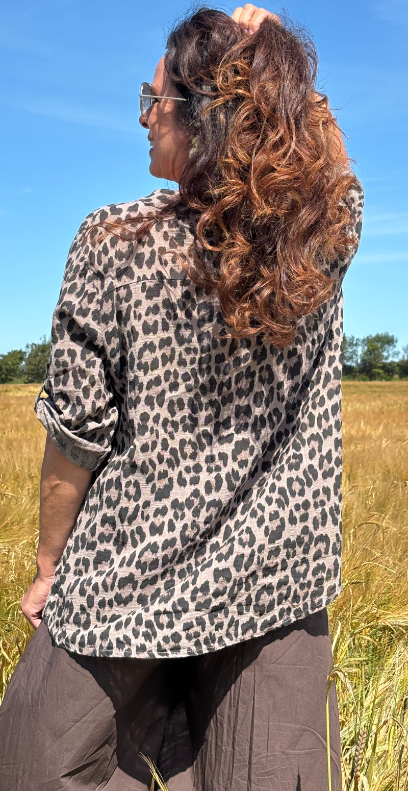 Amira bluse med lille brystlomme og leopardmønster fango LikeLondon